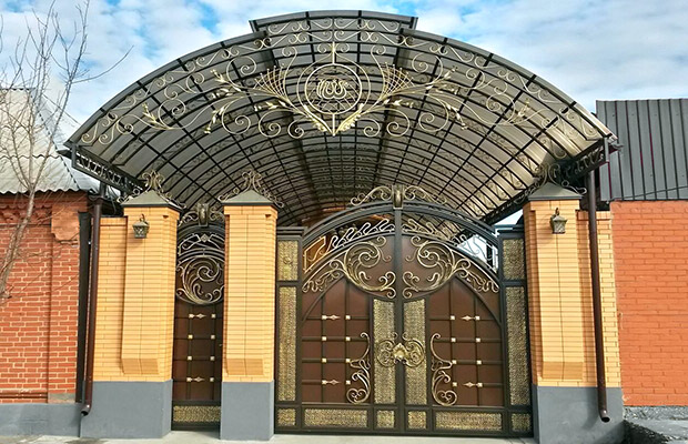 Купить или заказать ворота для дома с навесом - стильные и надежные решения для вашего участка в Новоалтайске от 42004 руб | ВоротМастер-Нвл