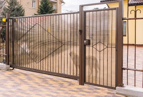 Купить ворота из профлиста с элементами ковки, с металлическими столбами в рамке или под дерево в Новоалтайске от 154996 руб